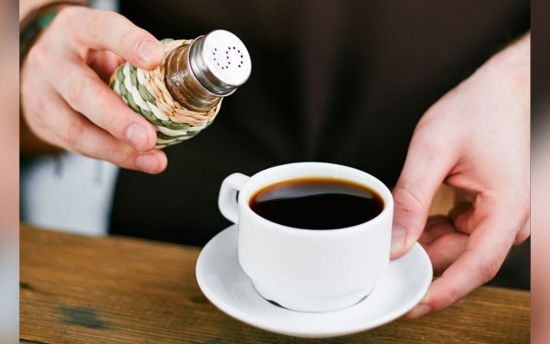¿Por qué la gente está tomando café con sal?