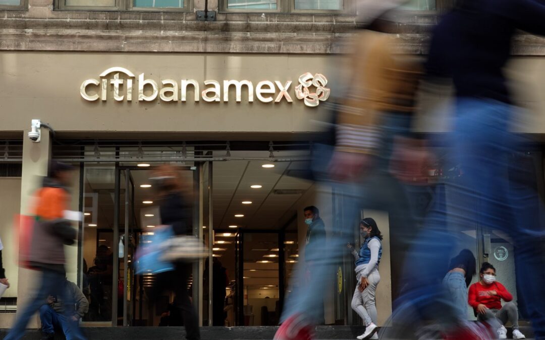 Larrea, con la ‘sartén por el mango’ para comprar Banamex