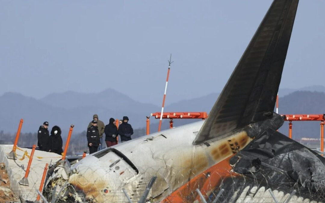 Accidente aéreo en Corea del Sur: Investigadores de EU y Boeing inspeccionan el lugar