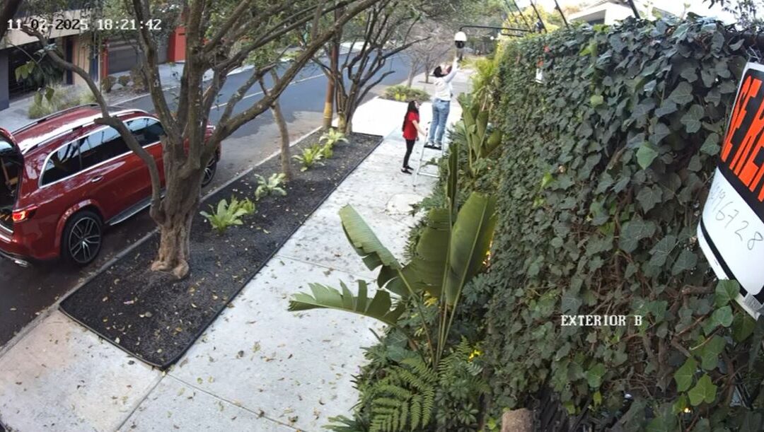 Mujer intenta robar casa en Lomas de Chapultepec y pelea con policías: ¿Por qué los señaló de acoso?