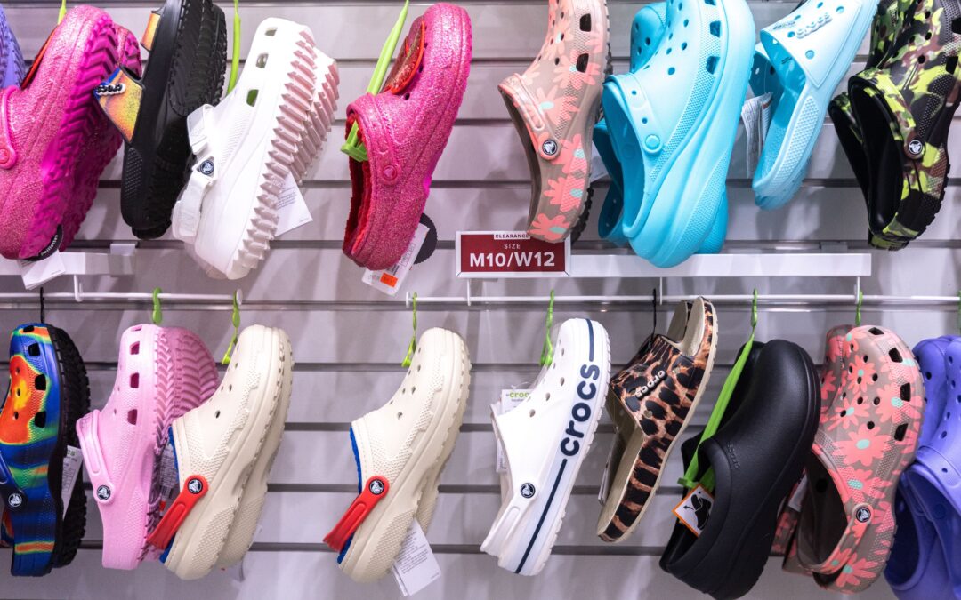 Crocs, ‘en aprietos’: ¿Por qué las acciones del fabricante de sandalias se cayeron hasta 11%?