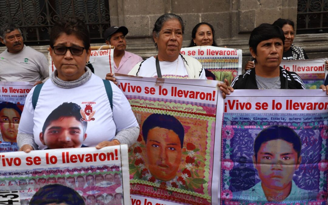 10 años de Ayotzinapa. Familias ‘no sueltan’ a los 43 estudiantes: ‘Mi hijo sabrá que lo estuve buscando’