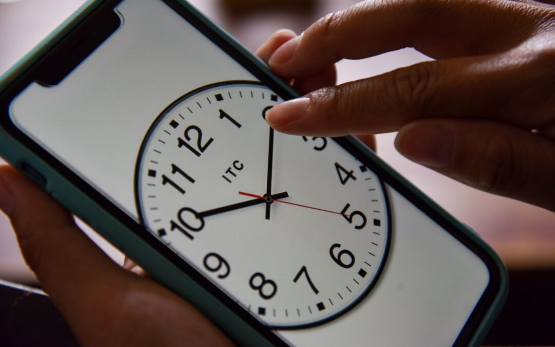 ¿Qué horas son, mi corazón? Reportan teléfonos ‘actualizados’ al extinto horario de verano