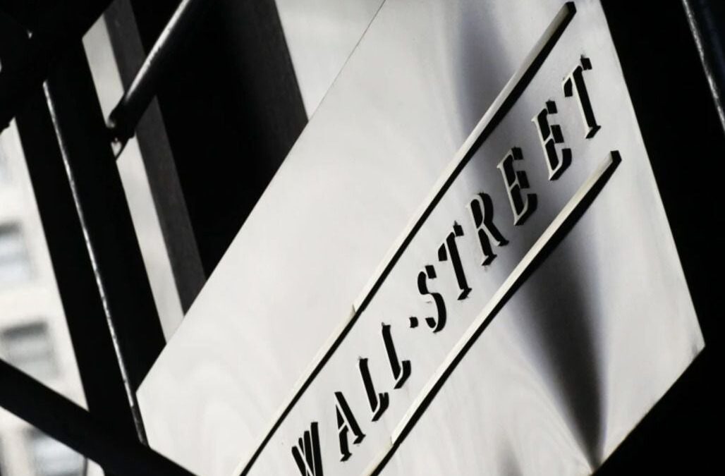 Wall Street cierra ‘desorientado’, pero Nasdaq permanece en niveles récord