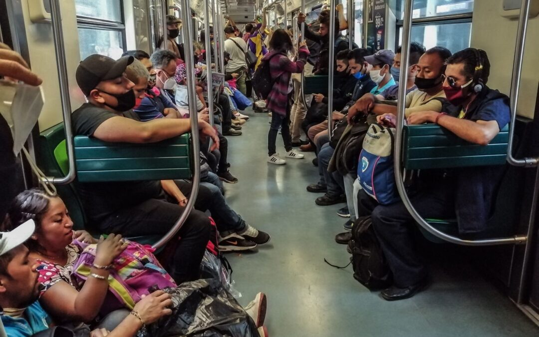 Usuarios de Líneas 2, 3 y 7 del Metro esperan hasta 15 minutos este miércoles: ‘Se queda a medio túnel’