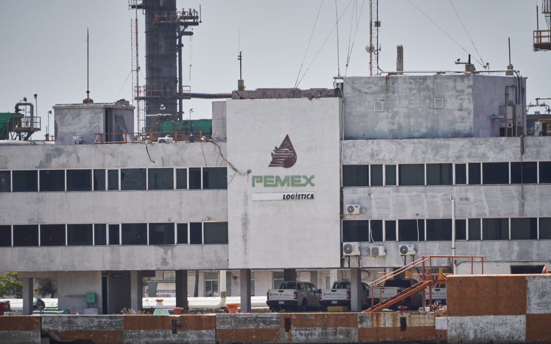¿Garantizar la deuda de Pemex y CFE?