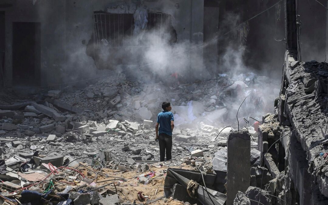 Bombardeos del Ejército de Israel en la zona humanitaria de Gaza dejan 5 palestinos muertos