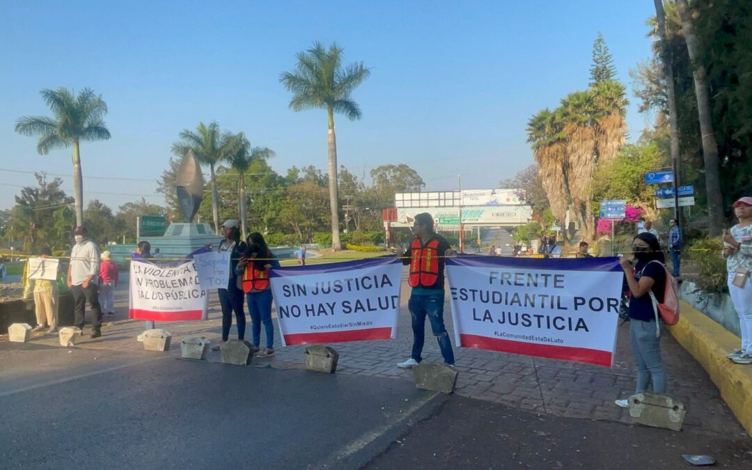 Bloquean accesos a Cuernavaca por asesinato de tres jóvenes