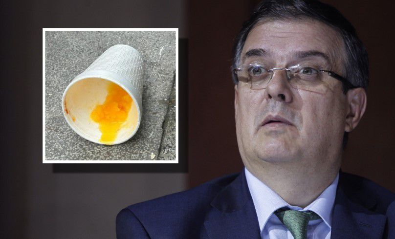 ¡Refrescan a Marcelo! Ebrard es ‘atacado’ con un raspado en el Zócalo de la CDMX