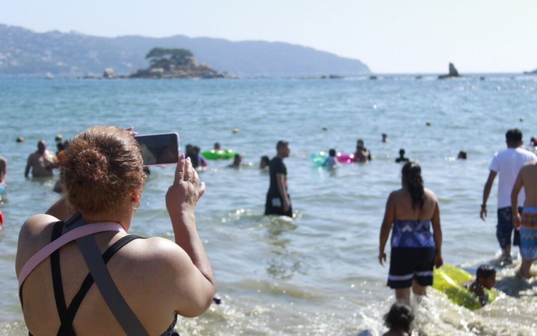 ¿Cuál frío? Turistas atestan las playas de Acapulco a cuatro días de Año Nuevo