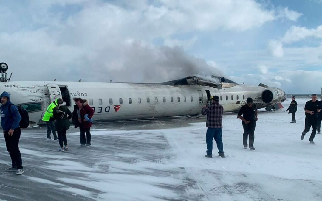 Accidente aéreo en Canadá: Avión se voltea en pista de aterrizaje de Aeropuerto de Toronto