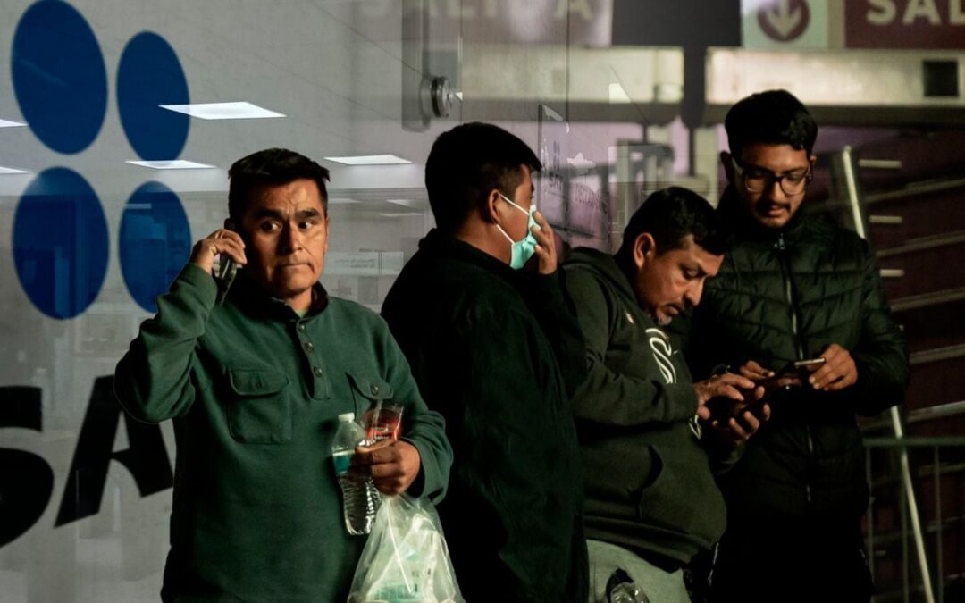 México te abraza… con impuestos: SAT pedirá a mexicanos deportados que se regularicen