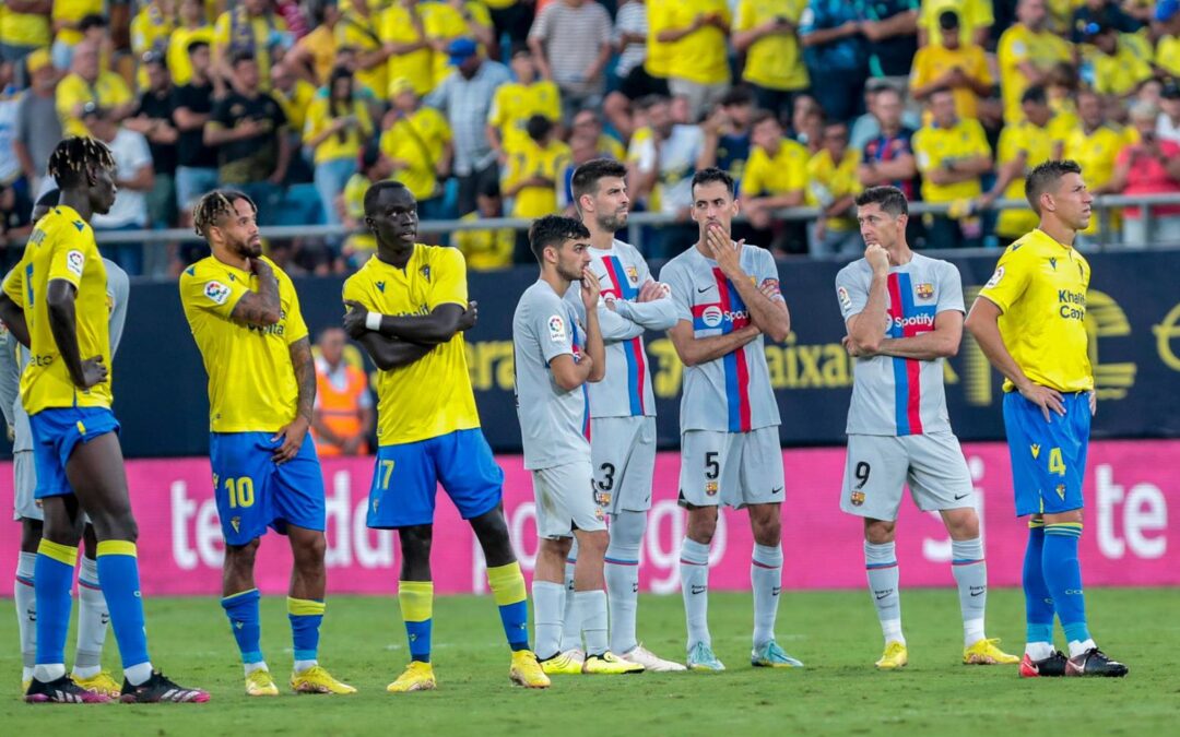 Aficionado sufre ataque cardiaco durante el partido de Barcelona vs. Cádiz; árbitro detiene el juego