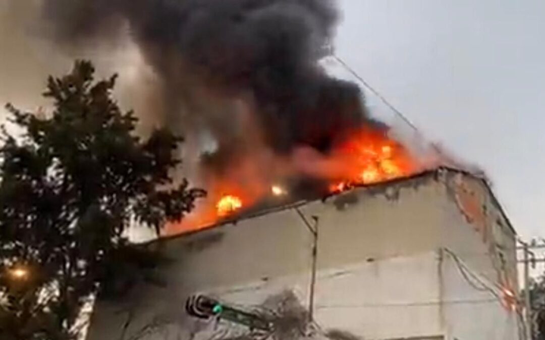 Incendio en Tepito: Se quema bodega de tenis en época de compras de Navidad