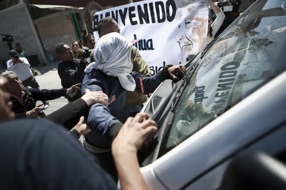 Incendio en Ciudad Juárez: Migrantes reciben a AMLO con protestas