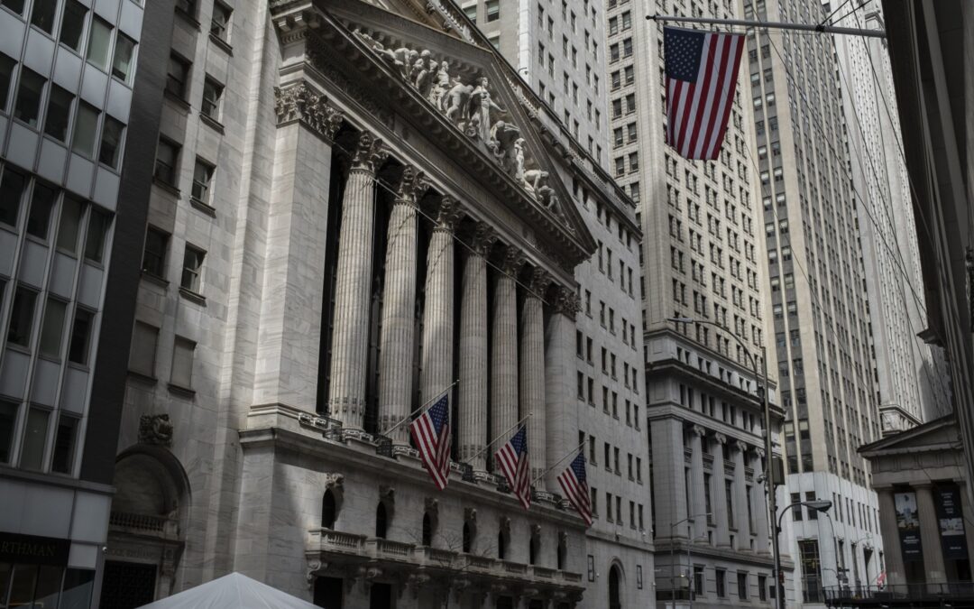 Wall Street ‘se queda con pendiente’: Cierra mixta ante incertidumbre de informes trimestrales
