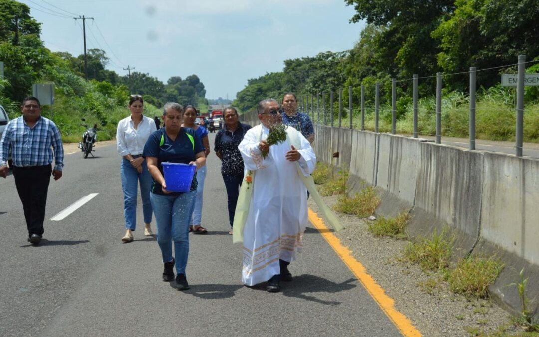 ‘Que Dios los bendiga’: Cura echa agua bendita a carretera por accidentes en Veracruz