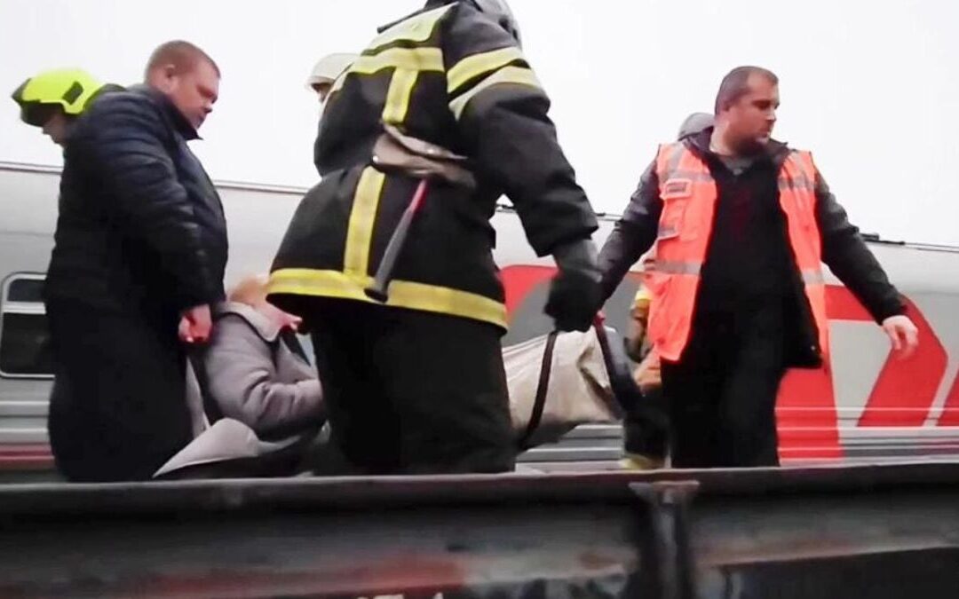 Tren se descarrila en Rusia: Hay dos muertos, un desaparecido y decenas de heridos