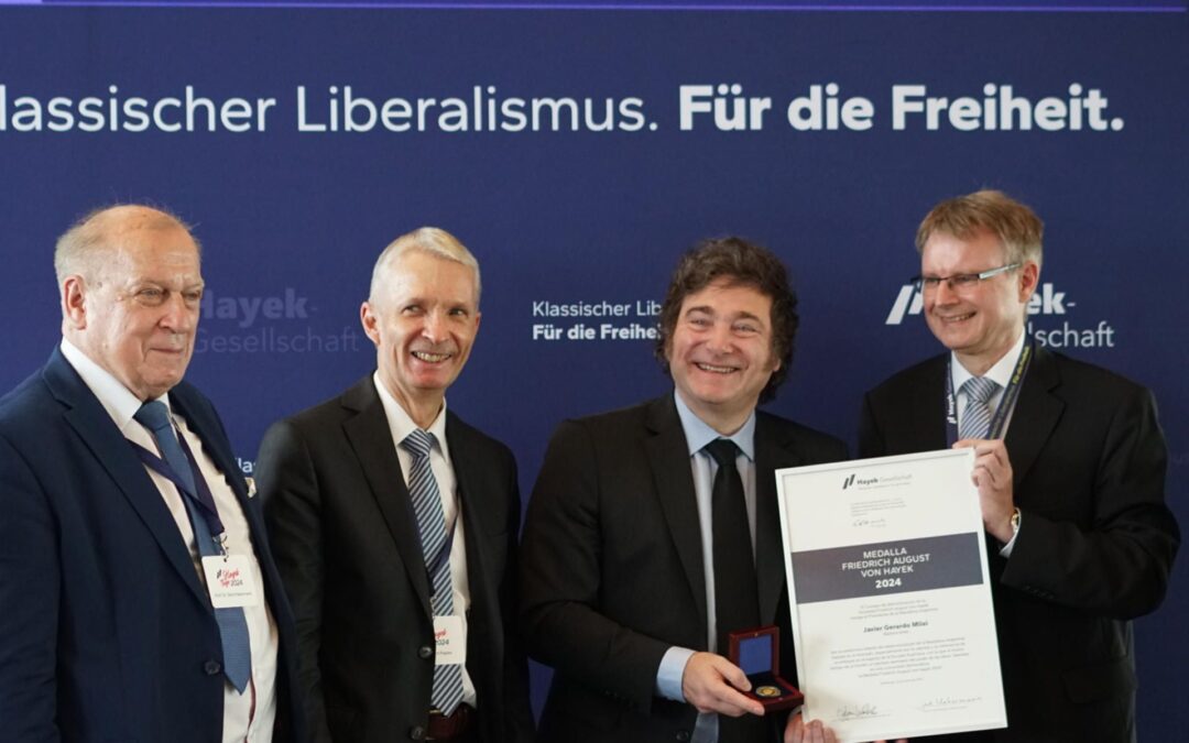 Dan medalla ultraderechista a Milei en Alemania: Cientos de personas se manifiestan en contra