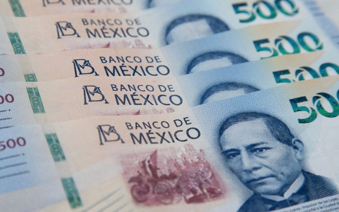 Peso retrocede ante el dólar al iniciar la semana