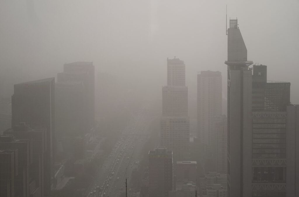 China es envuelta por una nube de arena y polvo suspendido