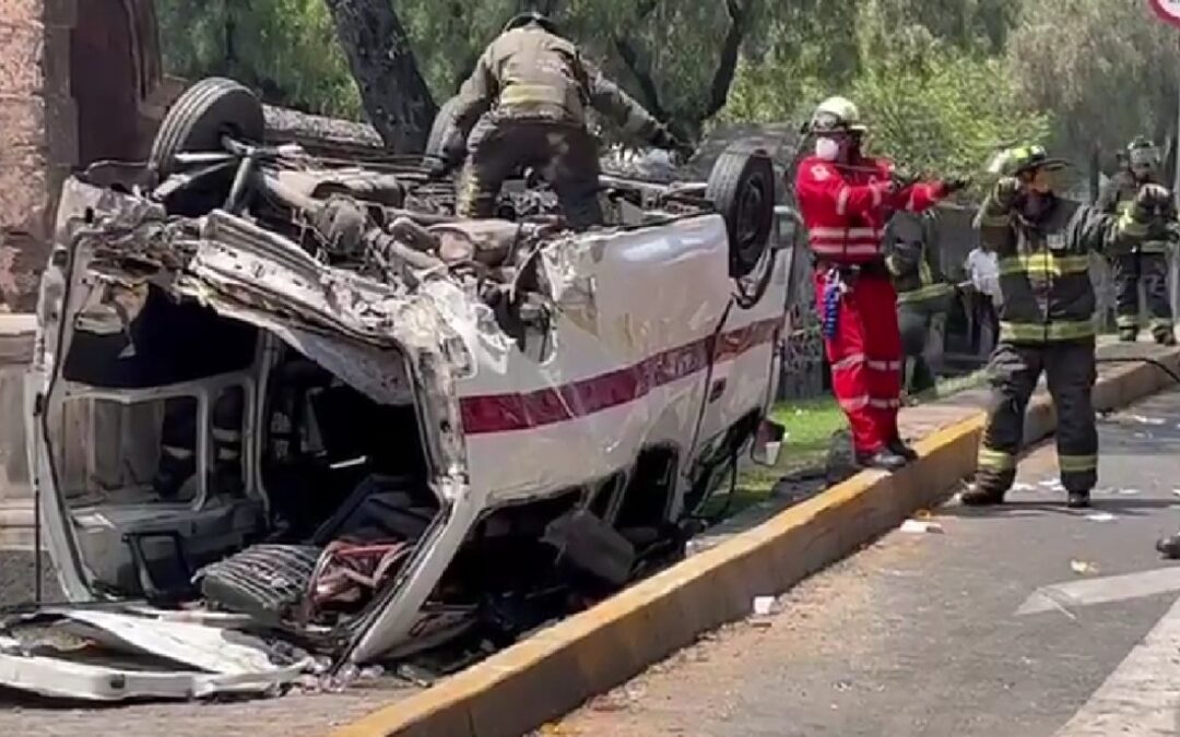 Combi vuelca sobre Av. Insurgentes, en la GAM; hay al menos 10 lesionados