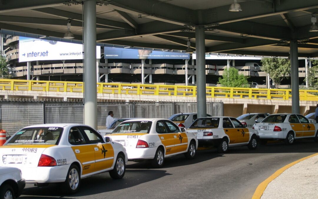 Sí, los taxis del AICM son más caros, pero ¿cuáles son las razones?