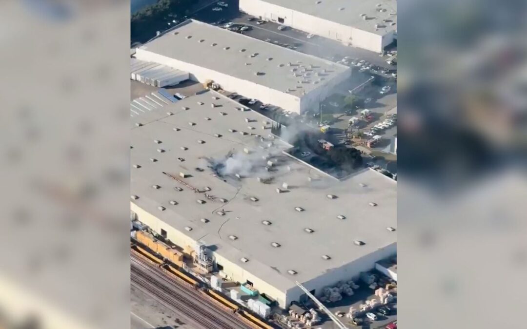 Avión se estrella contra techo de edificio comercial al sur de California, en Estados Unidos
