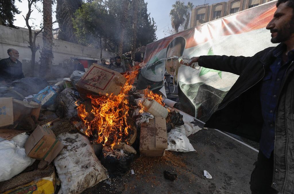 Enfrentamientos en Siria entre islamistas en el poder y seguidores de Assad dejan seis muertos