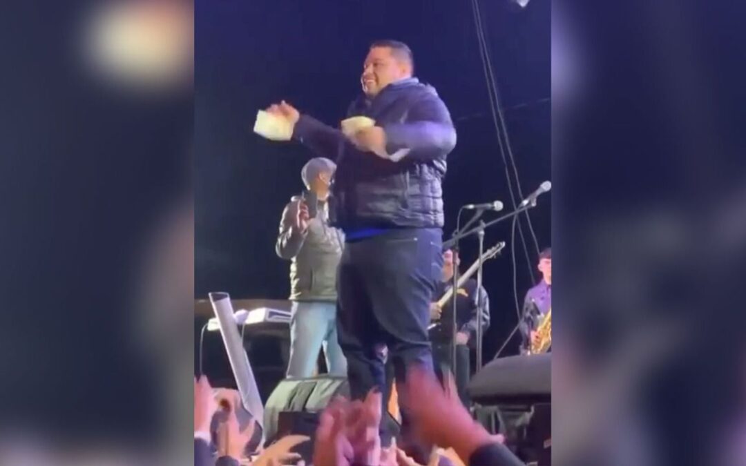 Alcalde de Morena regala dinero durante su cumpleaños, en San Juan Sabinas, Coahuila