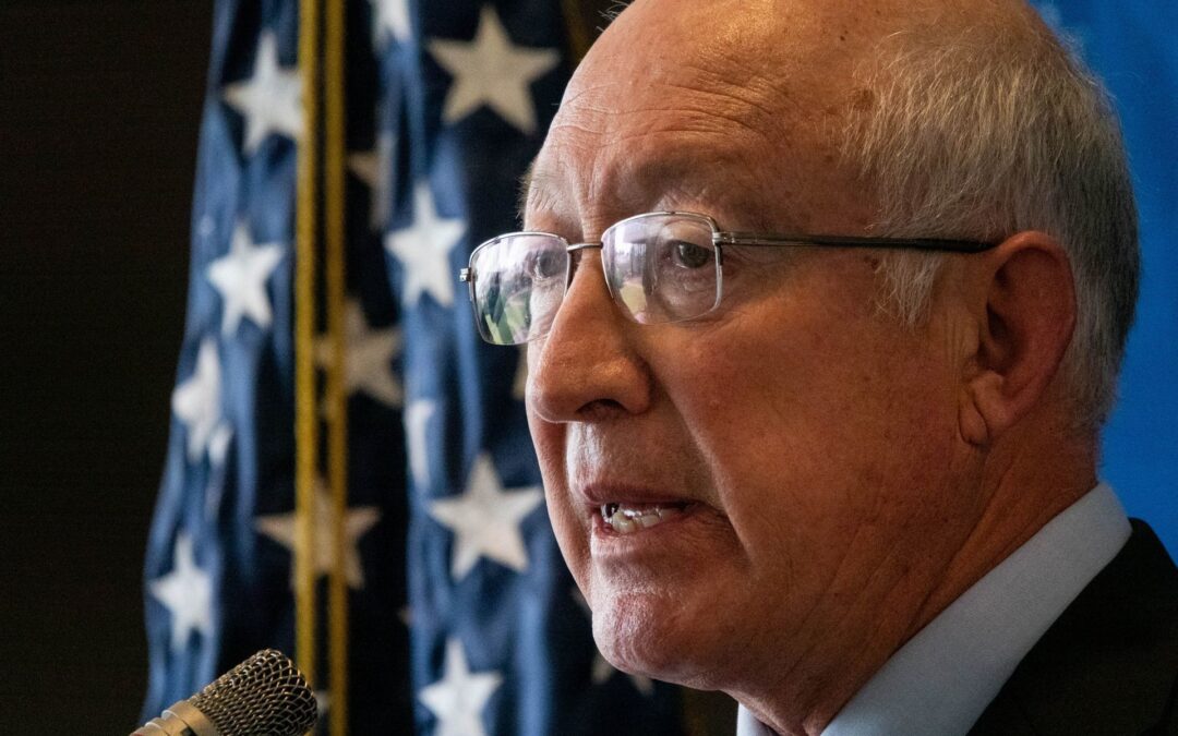 Ken Salazar, embajador de EU en México, da positivo a COVID-19