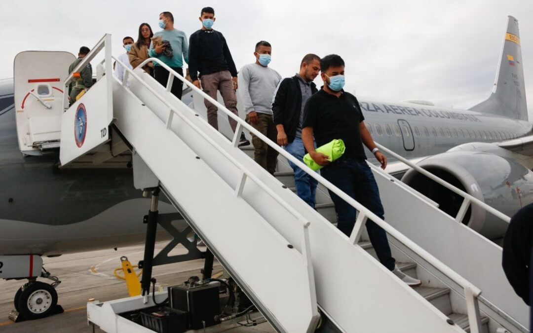 Colombia recibe primer avión de migrantes deportados por Trump: ‘Son libres, dignos, sin estar esposados’