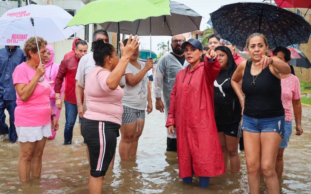 Evelyn Salgado supervisa el rescate de personas de la zona de inundación en Acapulco