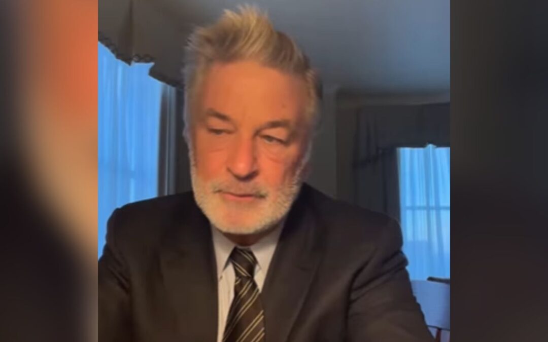Alec Baldwin demanda a miembros del equipo de ‘Rust’ por negligencia