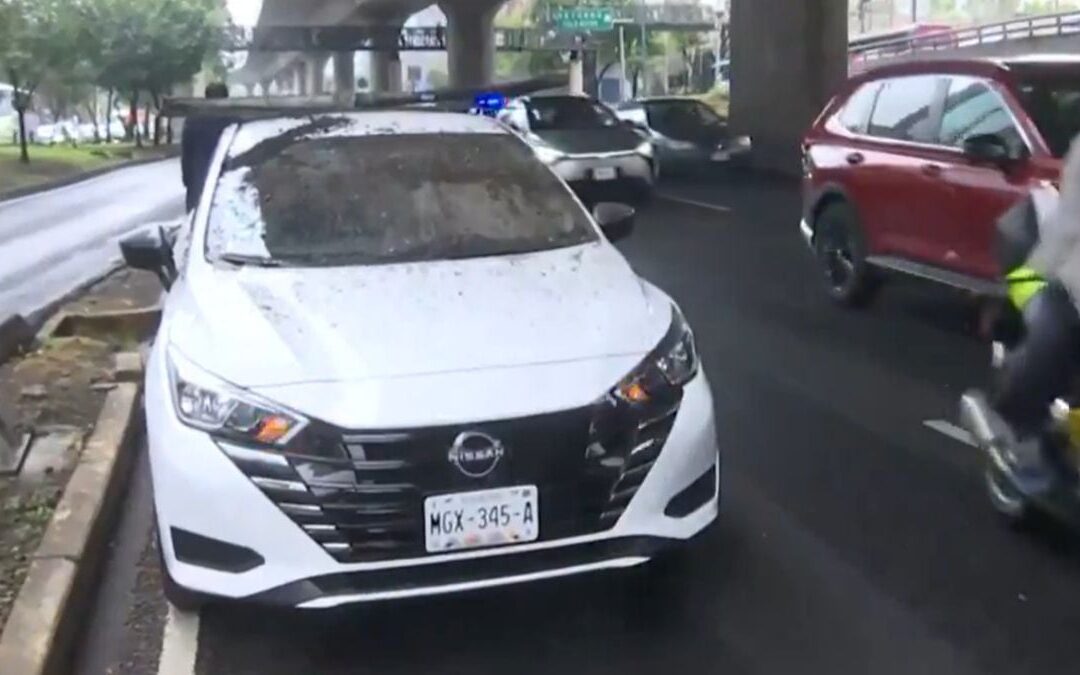 Tubo de metal se desprende del segundo piso de Periférico Sur, en CDMX; cae sobre dos autos