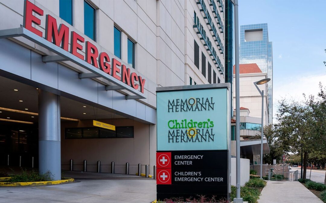 ¿Negarán atención a migrantes? Hospitales de Texas preguntarán estatus legal por orden de Abbott