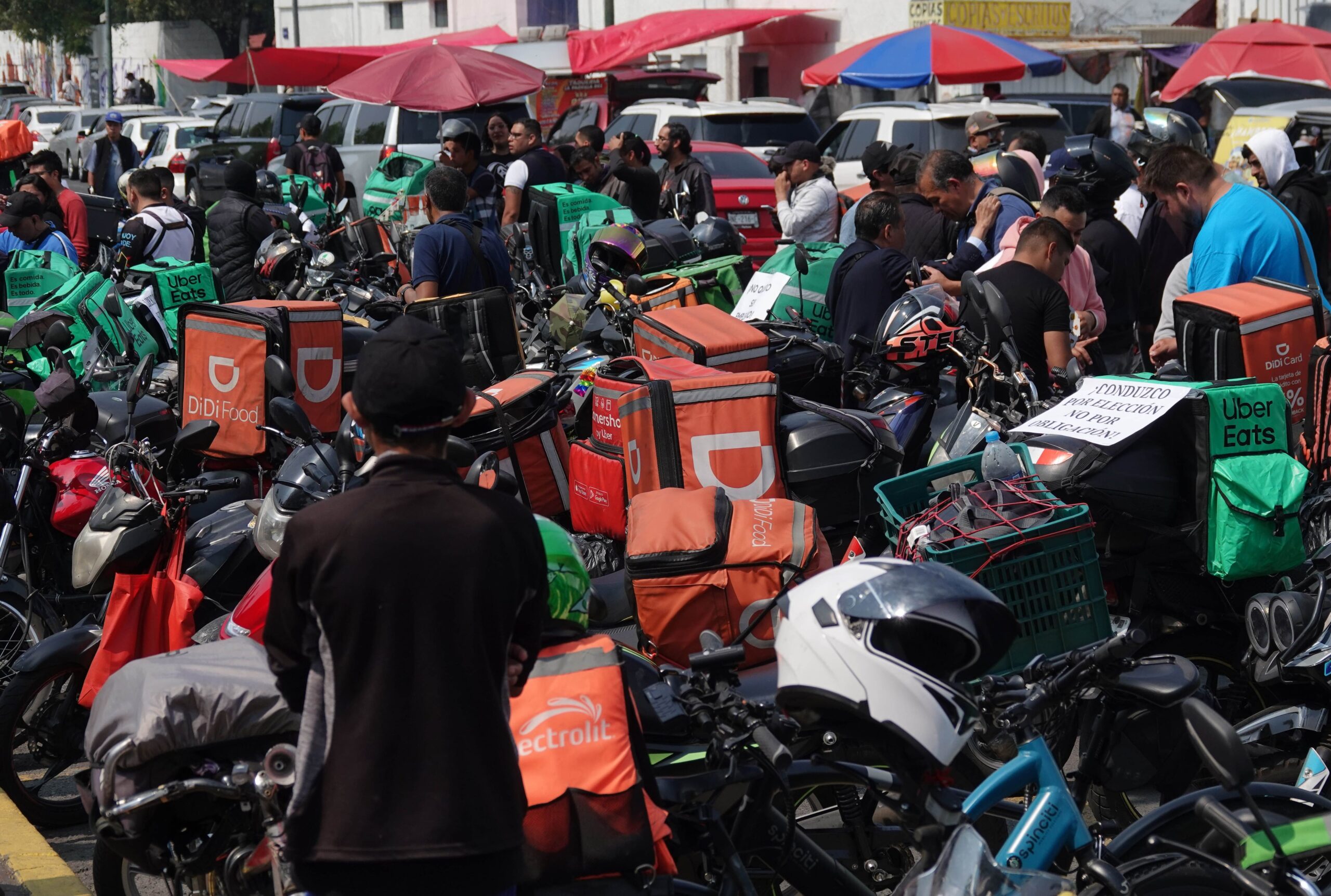 Senado aprueba la reforma para regular prestaciones para  repartidores y conductores de apps
