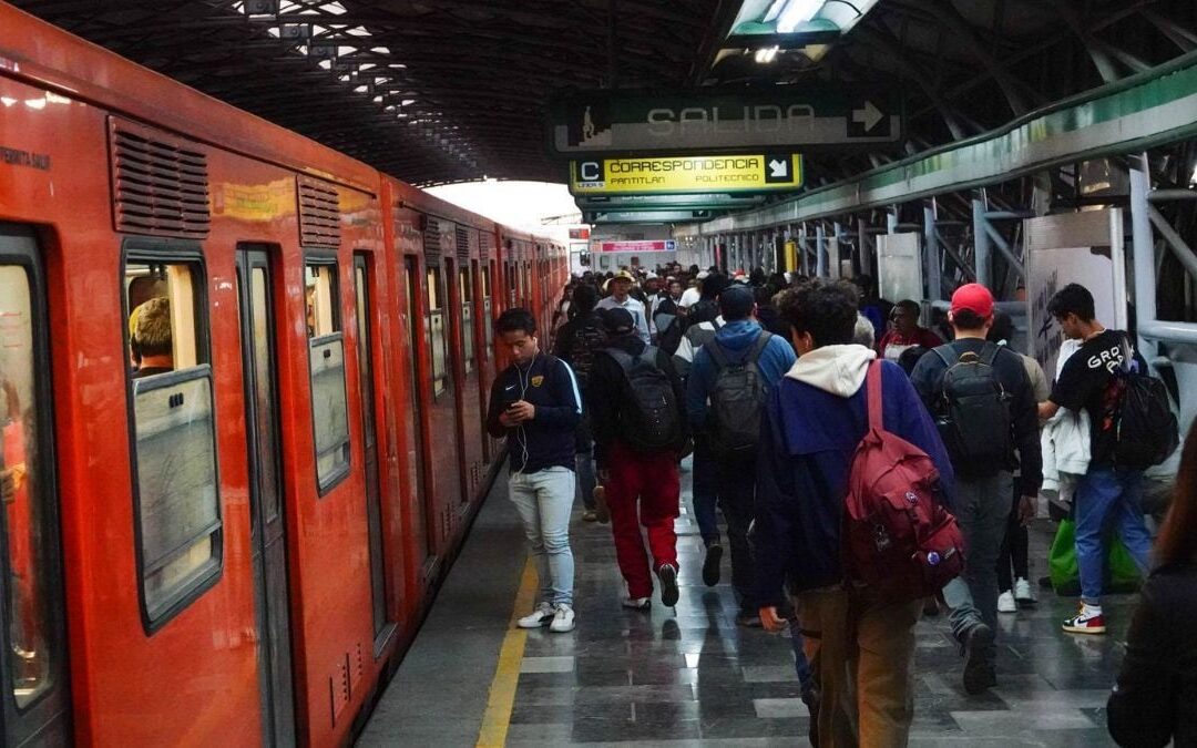 Metro de la CDMX avanza ‘lentamente’: Líneas B y 8 reportan retrasos de 10 minutos este miércoles