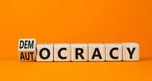 Autocracia vs. democracia
