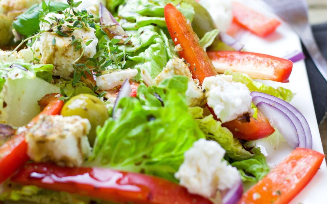 ¿Ensaladas en bolsa pueden provocar salmonelosis? Especialista lo explica