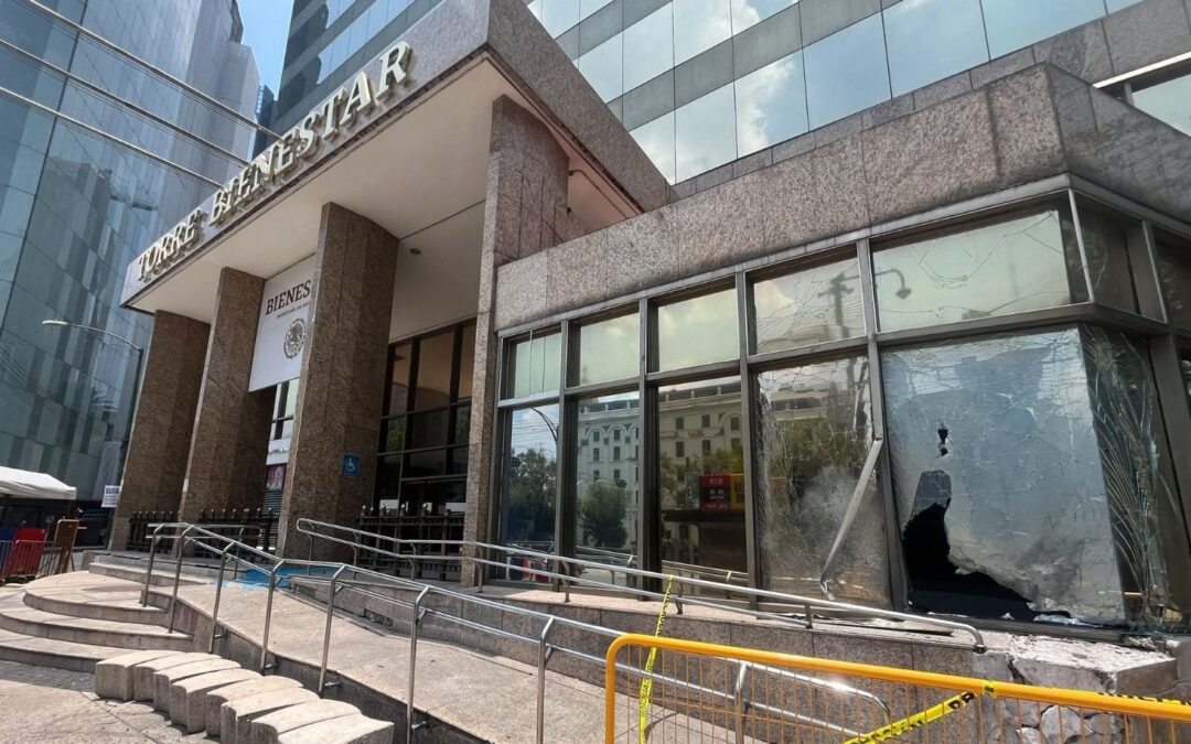Vandalizan con petardos la sede de la Secretaría del Bienestar