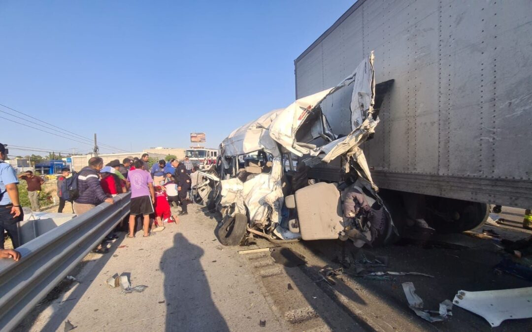 Carambola en la carretera México-Querétaro deja 10 heridos