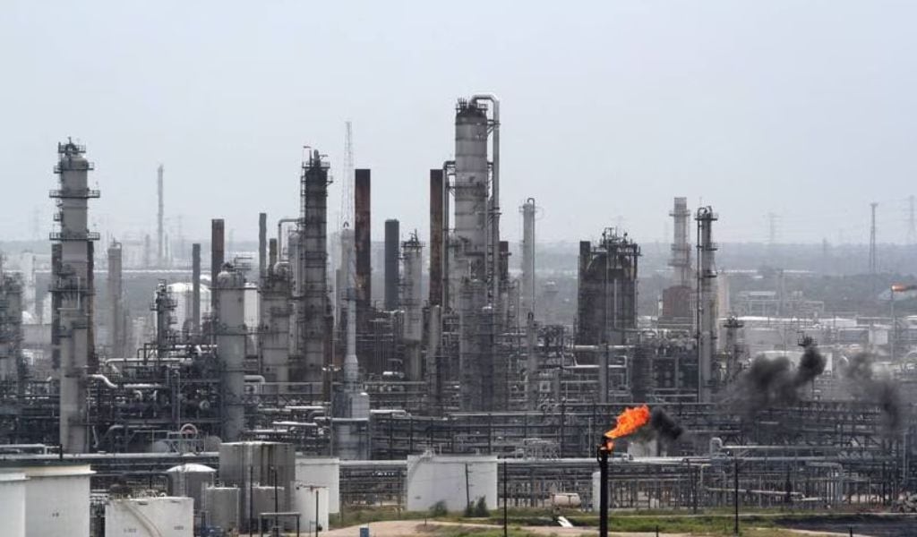 Pemex reporta fuga de gas ácido en refinería Deer Park; habría al menos 2 muertos y 5 heridos