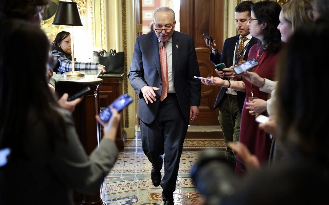 Trump enfrenta su primera amenaza de cierre de Gobierno… pero recibe ayuda de un demócrata importante