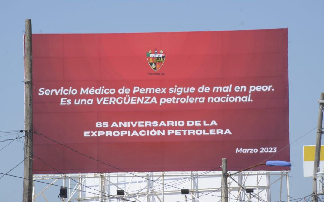 Servicio médico de Pemex es ‘una vergüenza’; petroleros colocan espectaculares en Tabasco