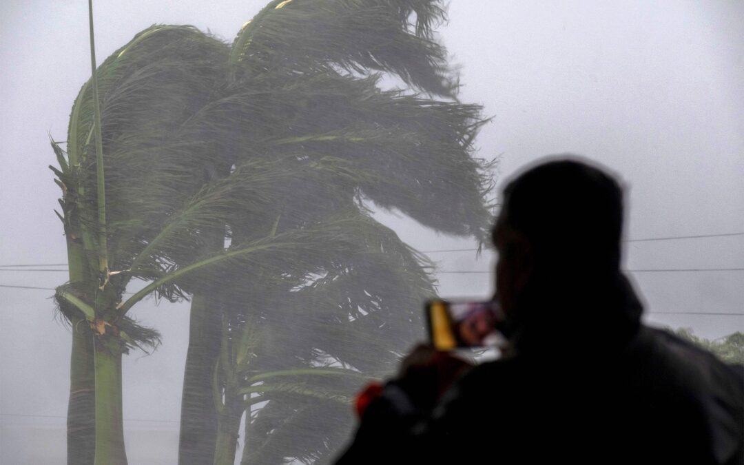 ‘Ian’ se degrada a tormenta en Florida, pero causa lluvias intensas y daños históricos