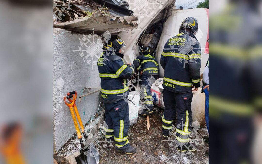 Revolvedora impacta contra bodega en Álvaro Obregón; rescatan a 2 personas prensadas