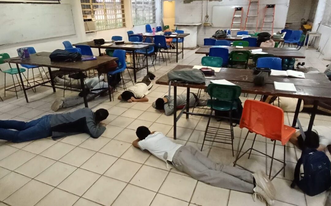 Alumnos de Tabasco hacen simulacro… de un ataque armado: Se esconden bajo las mesas ante posible balacera