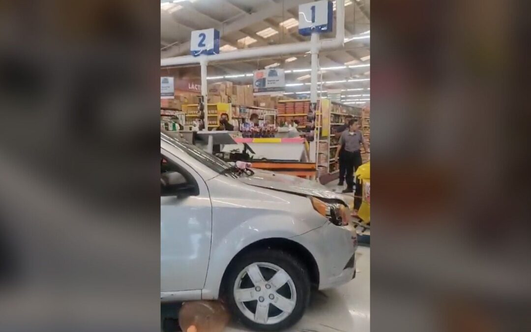 Auto se impacta contra la tienda Sumesa en Río Churubusco, CDMX; hay al menos 5 heridos