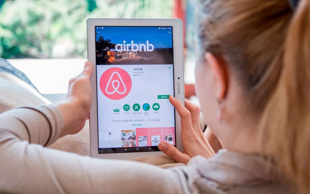 Anfitriones Airbnb ‘alojan’ éxitos; duplican ingresos en 2022